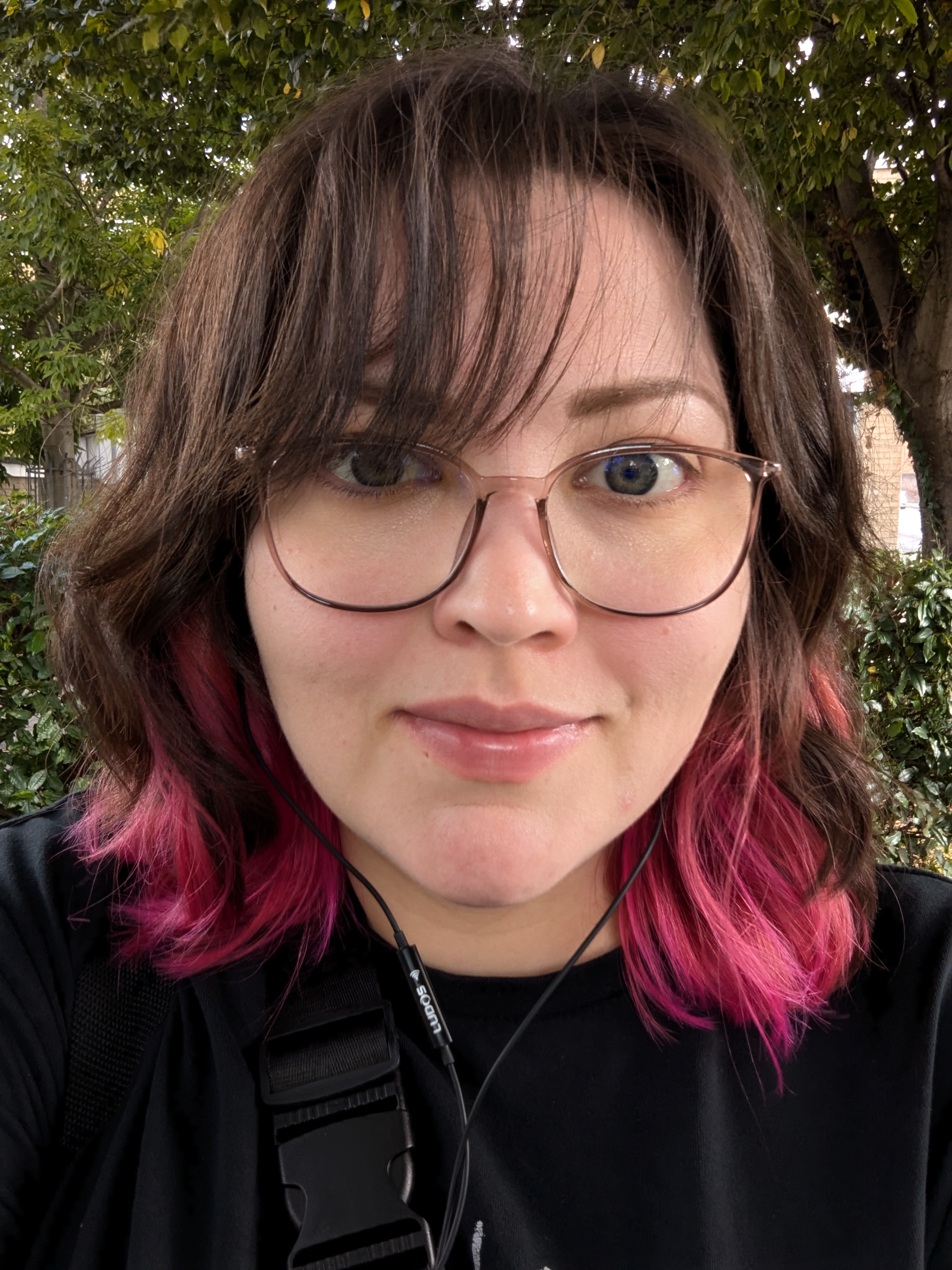 picture of 30 something year old woman with glasses